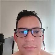 Estudiante universitario imparte clases a estudiantes de primaria y bachiller